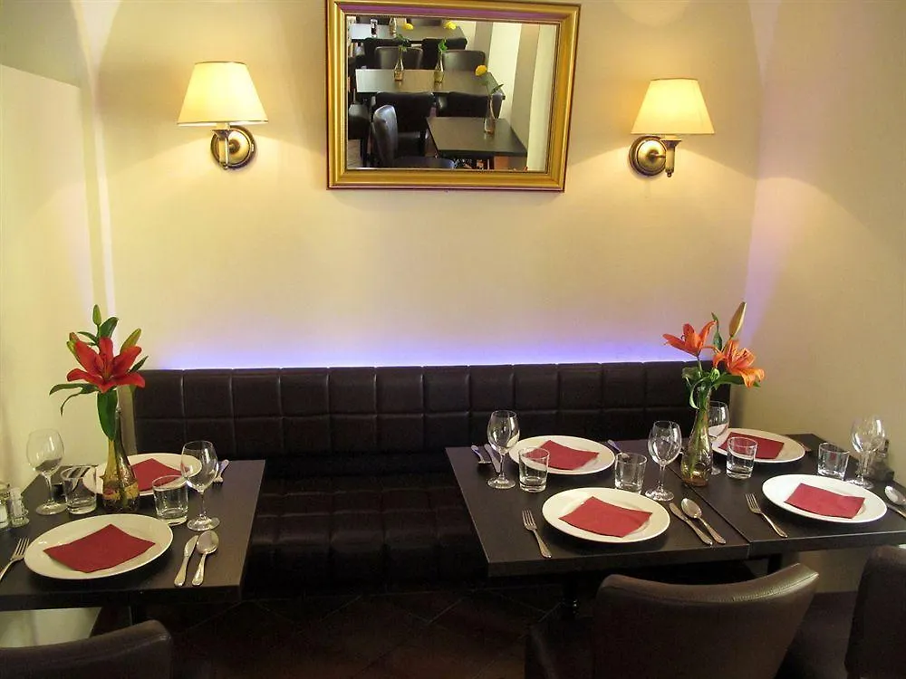 Hotel At The Golden Scissors Praga