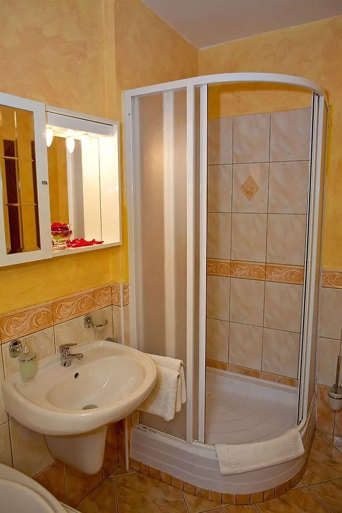 Hotel At The Golden Scissors Praga