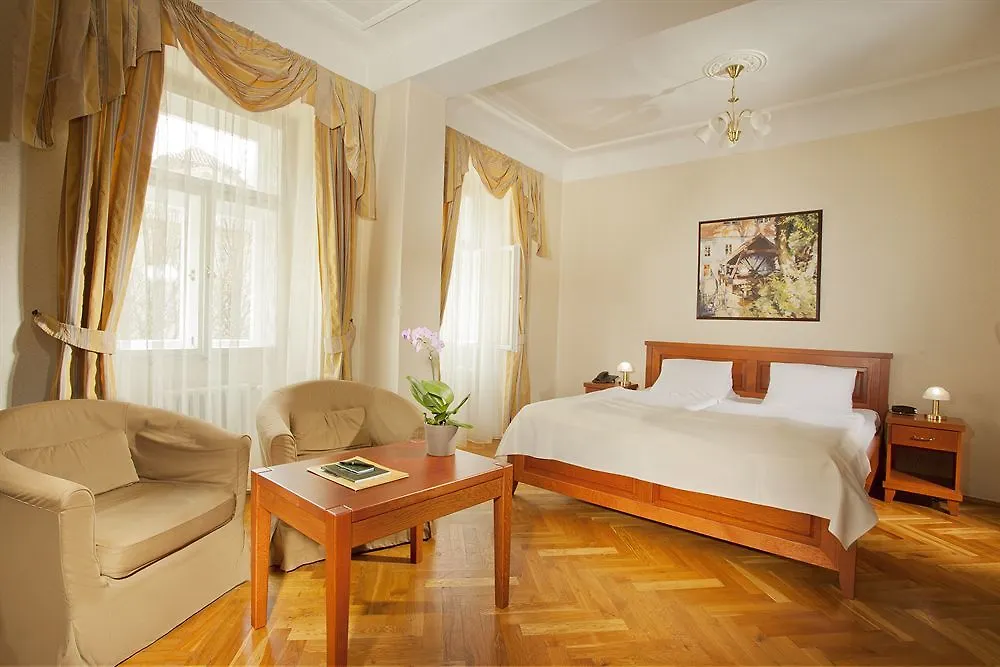 ****  Hotel At The Golden Scissors Praga Czechy