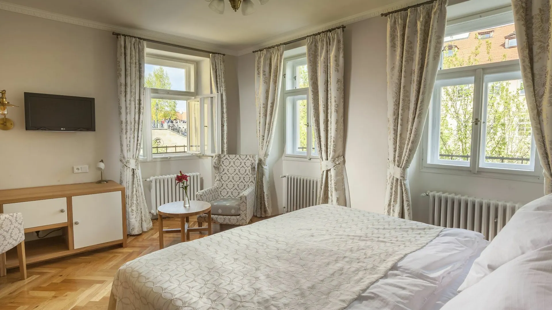 Hotel At The Golden Scissors Praga 4*,  Czechy