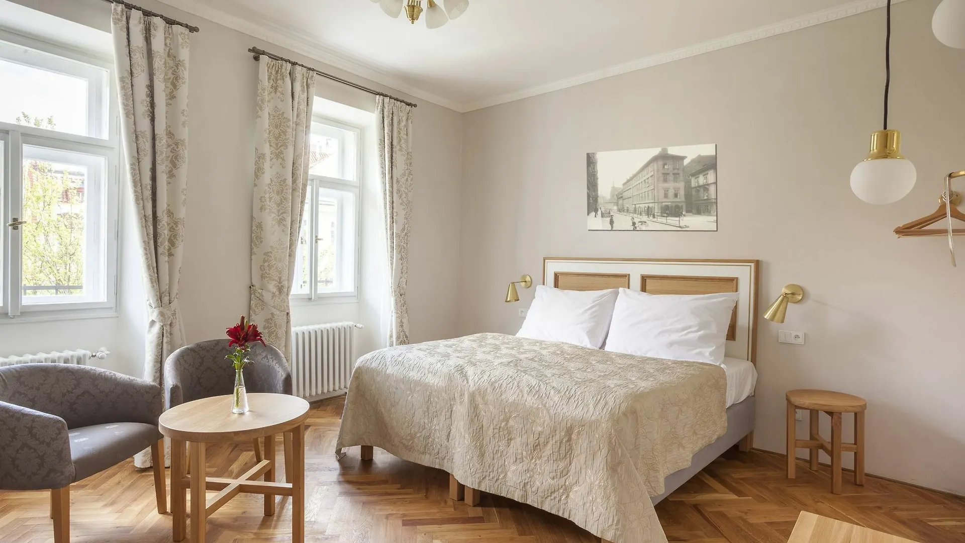 Hotel At The Golden Scissors Praga 4*,