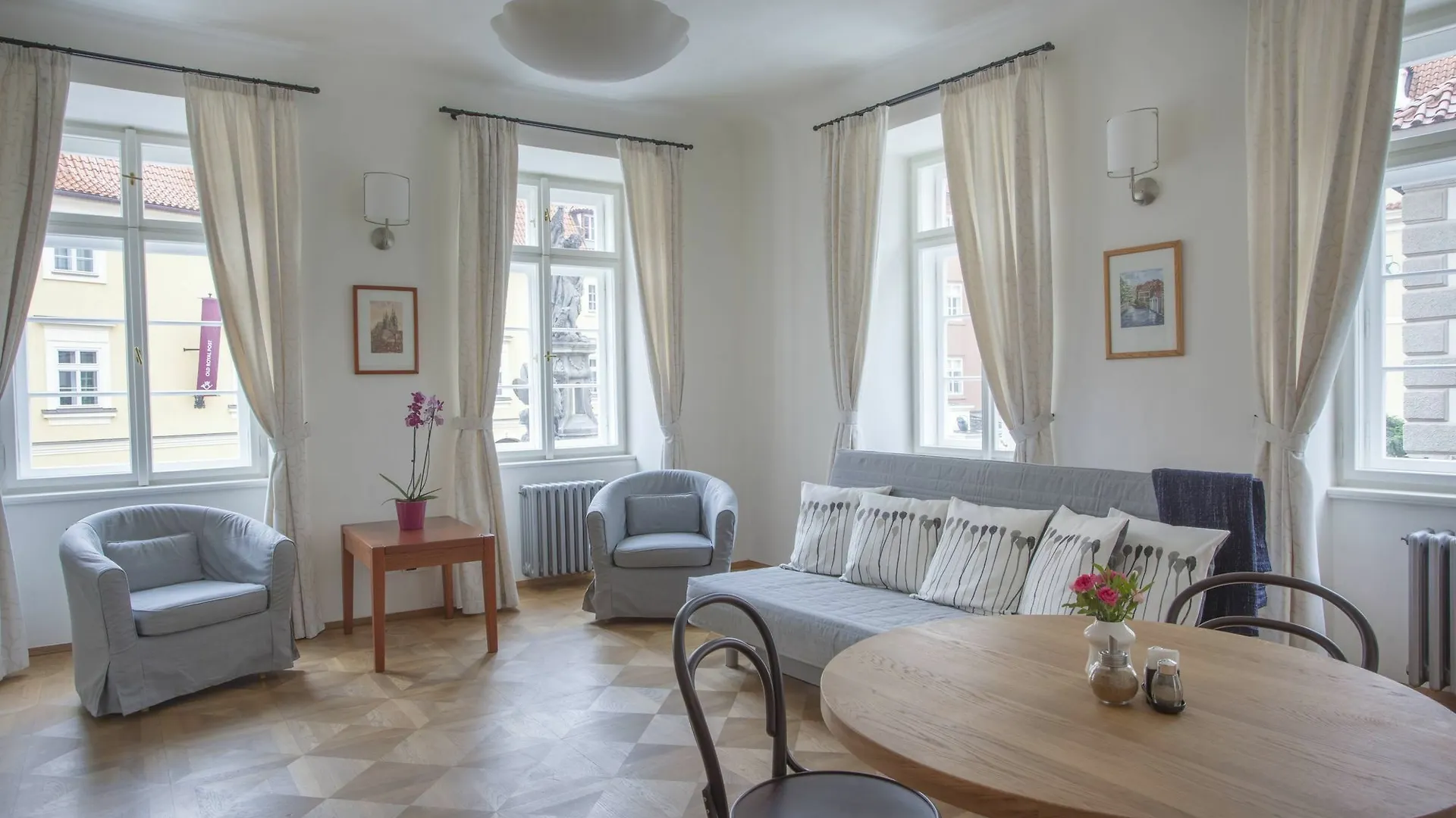 Hotel At The Golden Scissors Praga