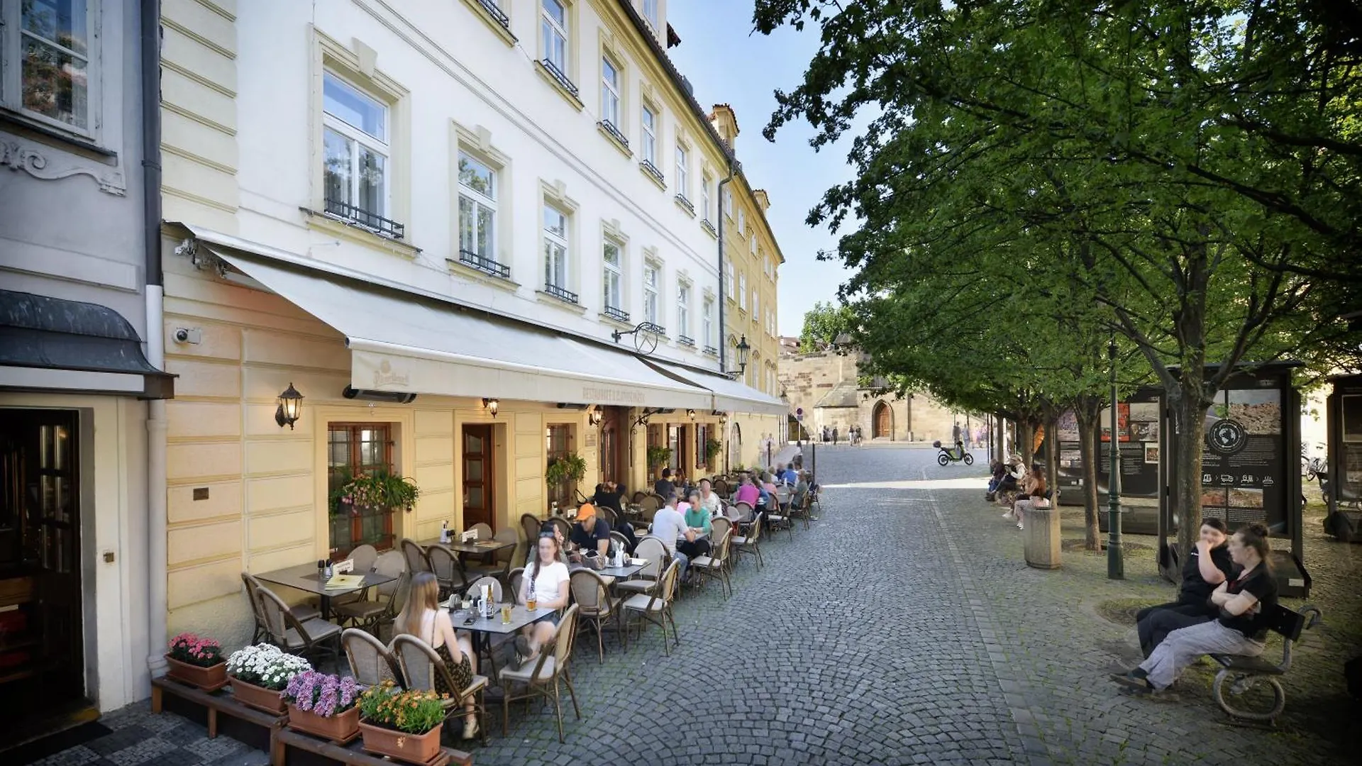 ****  Hotel At The Golden Scissors Prag Tjeckien