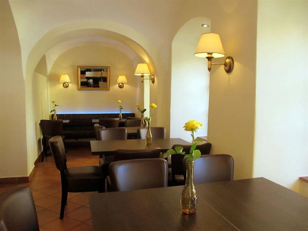Hotel At The Golden Scissors Prag 4*,