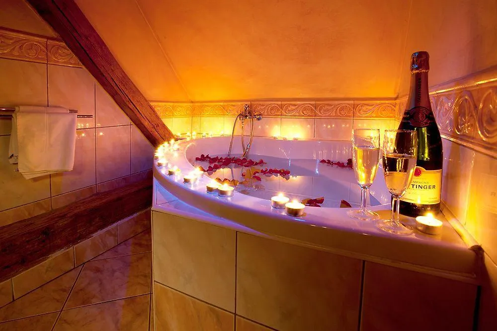 ****  Hotel At The Golden Scissors Prag Tjeckien