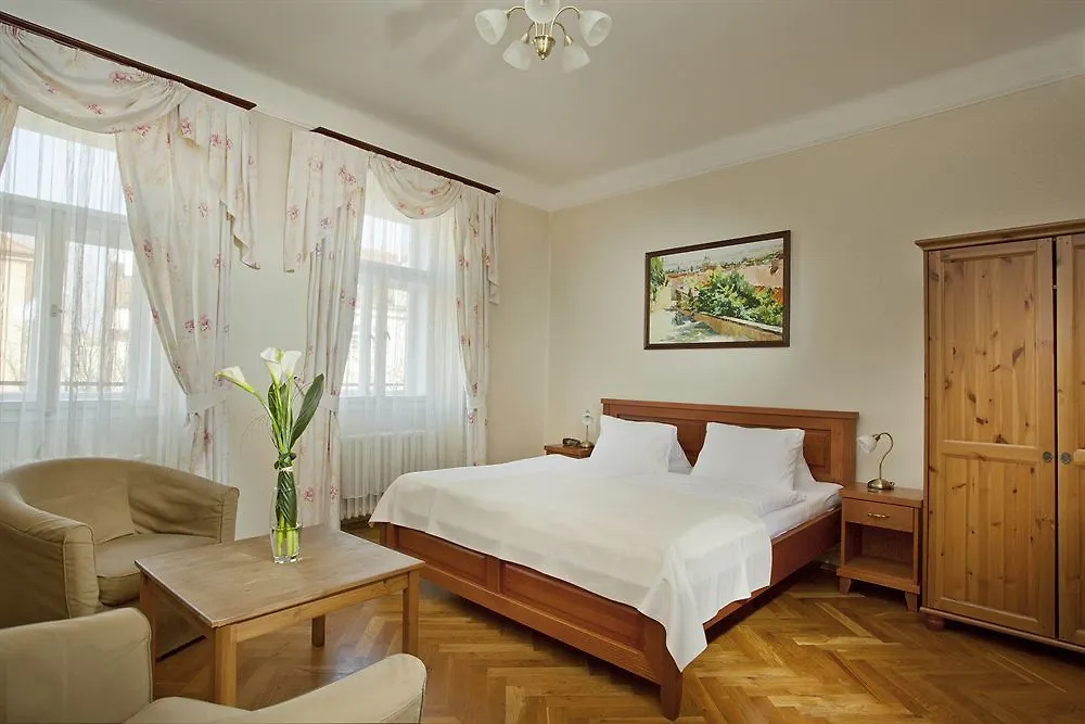 Hotel At The Golden Scissors Prag 4*,