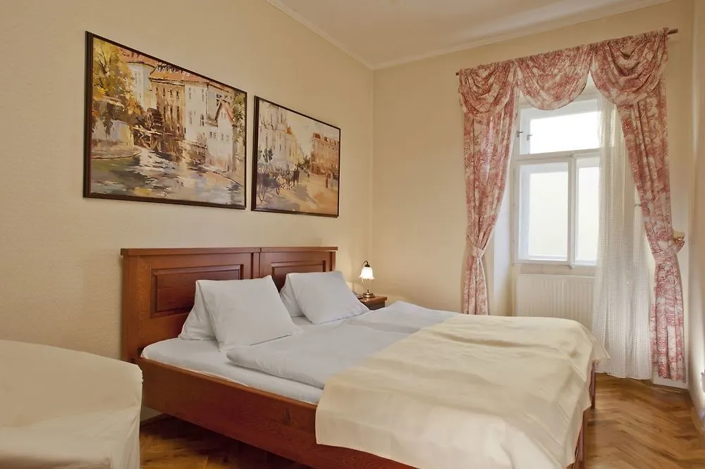 ****  Hotel At The Golden Scissors Prag Tjeckien