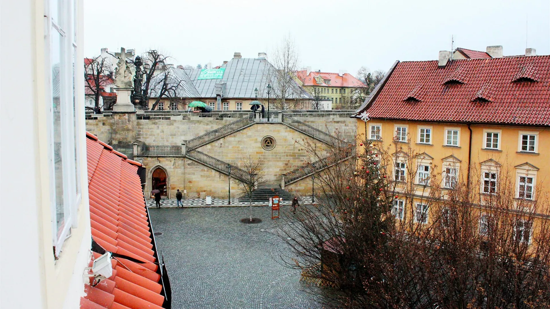 Hotel At The Golden Scissors Prag 4*,